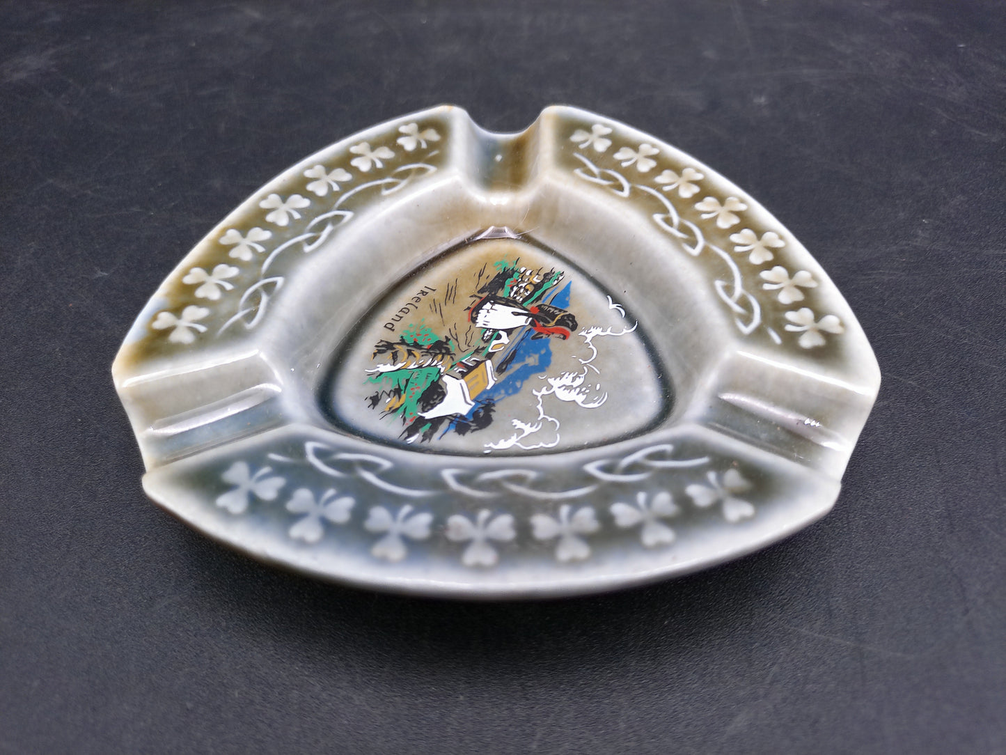 Wade Irish Porcelain 4" Triangle Ashtray Farm Scene Made in Ireland Lot of 2