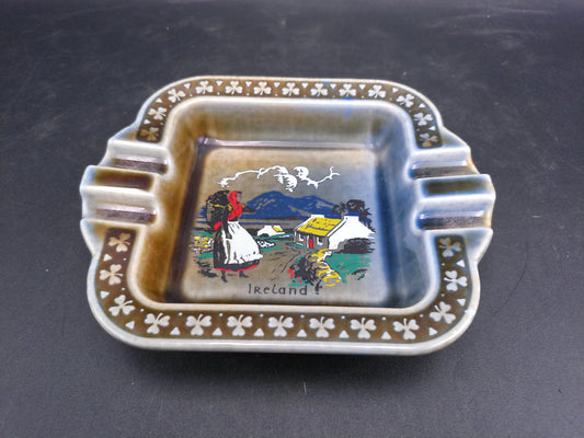 Wade Armagh Co  Irish Porcelain Ashtray Farm Scene Made in Ireland  IP626